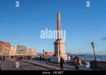 Napoli, Italia - 10 aprile 2022: Villa Comunale è un parco di Napoli, costruito nel 1780 dal re Ferdinando IV su un terreno bonificato lungo la costa Foto Stock