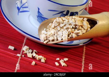 Tazza con tè alle radici di zucca (Trichosanthis Radix), tè alle radici di zucca Foto Stock