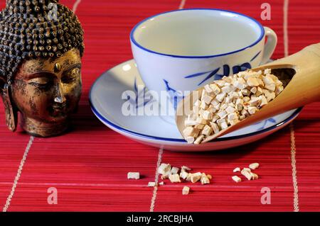 Tazza con tè alle radici di zucca (Trichosanthis Radix), tè alle radici di zucca Foto Stock