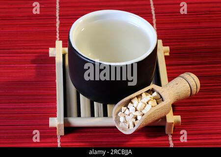 Tazza con tè alle radici di zucca (Trichosanthis Radix), tè alle radici di zucca Foto Stock