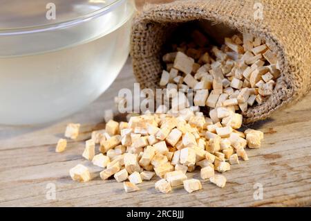 Tazza con tè alle radici di zucca (Trichosanthis Radix), tè alle radici di zucca Foto Stock