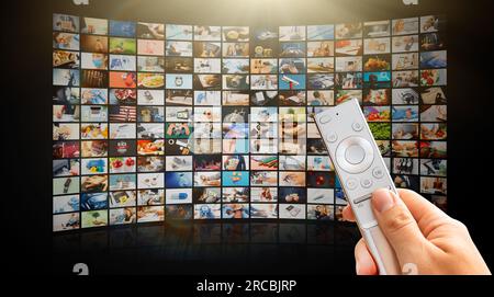 Concetto di video multimediale sulla parete multimediale. Servizi di streaming TV, video on demand Foto Stock