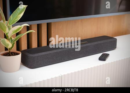 SoundBar in una casa moderna. Ascoltare musica e guardare film Foto Stock