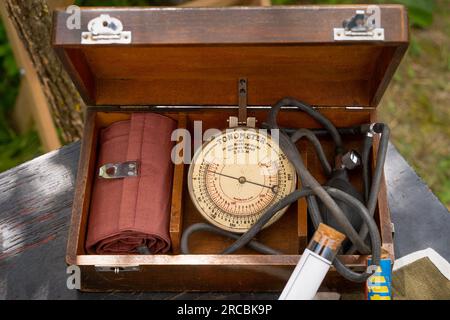 Vecchio dispositivo di misurazione della pressione sanguigna di fabbricazione tedesca con scatola di legno marrone Foto Stock