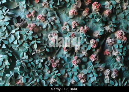 Barcellona, Spagna, giugno 2023, dettaglio interno della porta in bronzo della cattedrale della Sagrada Familia, luogo turistico Foto Stock