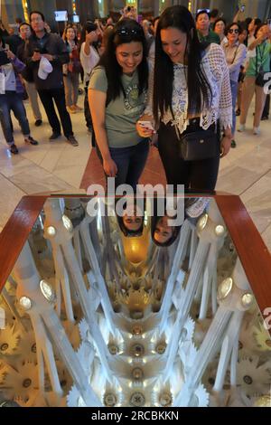 Barcellona, Spagna, giugno 2023, dettaglio interno della Sagrada Familia (famiglia sacra), luogo turistico, specchio del soffitto Foto Stock