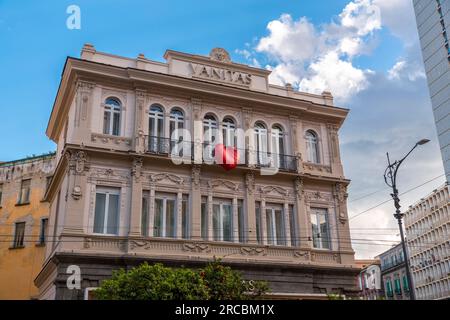 Napoli, Italia - 10 aprile 2022: Architettura generica e vista stradale a Napoli, Campania, Italia. Foto Stock