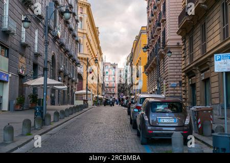 Napoli, Italia - 10 aprile 2022: Architettura generica e vista stradale a Napoli, Campania, Italia. Foto Stock