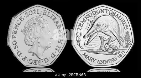 Moneta UK 50p con un Temnodontosaurus della collezione Dinosauria del 2021 Foto Stock