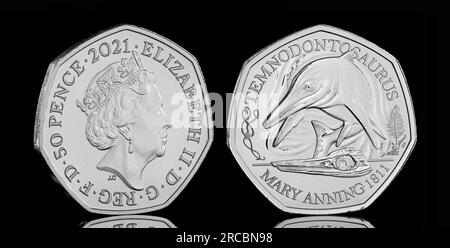 Moneta UK 50p con un Temnodontosaurus della collezione Dinosauria del 2021 Foto Stock