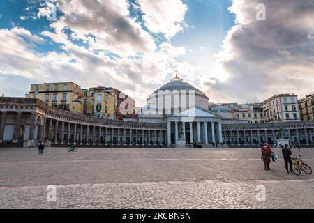 Napoli, Italia - 10 aprile 2022: Piazza del Plabiscito, dal nome del plebiscito preso il 21 ottobre 1860, che portò Napoli nel re unificato Foto Stock
