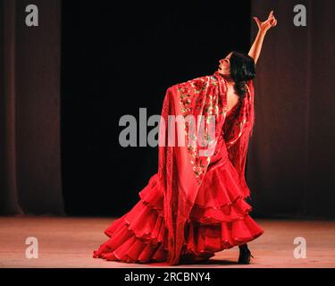 Londra, Regno Unito. 13 luglio 2023. Mercedes de Córdoba sul palco. "Sí, quiero" è la dichiarazione di Mercedes de Córdoba di ciò che vuole dal mondo e una produzione che celebra la vita stessa. Con il significato di "Sì, lo faccio", questo pezzo vede Córdoba e un cast di ballerini di flamenco creare la propria cerimonia di nozze. Crediti: Imageplotter/Alamy Live News Foto Stock