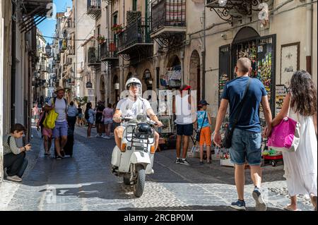 Scena urbana dal centro storico di Cefalú. Questa città storica è una delle principali destinazioni di viaggio in Sicilia. Foto Stock