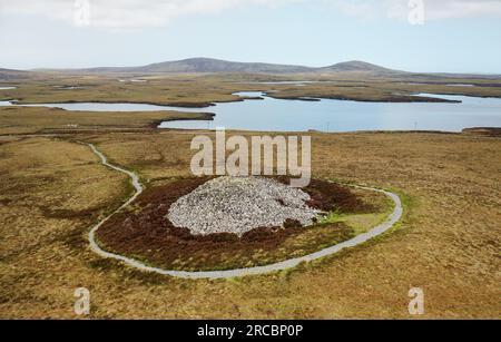 Barpa Langass, alias Barpa Langais, cairn a camera preistorica neolitica sul versante nord-ovest di Ben Langass, North Uist. Sembra NW Foto Stock