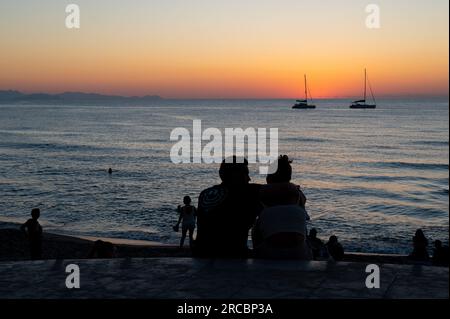 La spiaggia di Cefalù al tramonto in Sicilia. La storica Cefalù è una delle principali mete turistiche della Sicilia. Foto Stock