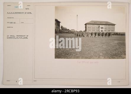 Soldati del corpo di addestramento dell'esercito degli studenti (S.A.T.C.) presso l'Università del Minnesota, St. Paul, Minn., partecipa alle esercitazioni. Questa fotografia è stata scattata da Subiect Photographer 58734 come parte della documentazione delle attività militari americane durante la prima guerra mondiale. L'immagine ha ricevuto la descrizione ufficiale di 'C A. U. presso Drill, University of Minnesota, St. Paul, Minn." e la nota afferma che è solo per uso ufficiale. Foto Stock