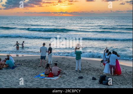 La spiaggia di Cefalù al tramonto in Sicilia. La storica Cefalù è una delle principali mete turistiche della Sicilia. Foto Stock