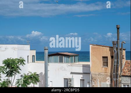 Architettura generica sul lungomare di Cefalù. La storica Cefalù è una delle principali destinazioni di viaggio in Sicilia. Foto Stock