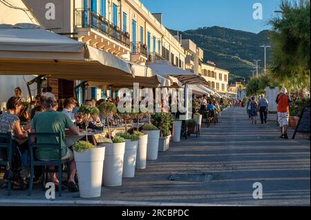Ristoranti lungo il lungomare Giuseppe Giardina a Cefalù. Questa città storica è una delle principali destinazioni di viaggio in Sicilia. Foto Stock