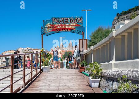 Ingresso a un ristorante sulla spiaggia di Cefalù durante una giornata di sole in Sicilia. La storica Cefalù è una delle principali mete turistiche della Sicilia. Foto Stock