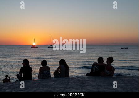 La spiaggia di Cefalù al tramonto in Sicilia. La storica Cefalù è una delle principali mete turistiche della Sicilia. Foto Stock