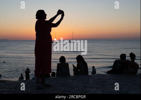 La spiaggia di Cefalù al tramonto in Sicilia. La storica Cefalù è una delle principali mete turistiche della Sicilia. Foto Stock