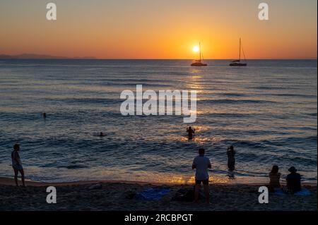 La spiaggia di Cefalù al tramonto in Sicilia. La storica Cefalù è una delle principali mete turistiche della Sicilia. Foto Stock