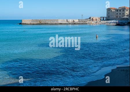 La spiaggia di Cefalù in una mattinata di sole nel luglio 2023. La storica Cefalù è una delle principali destinazioni di viaggio in Sicilia. Foto Stock
