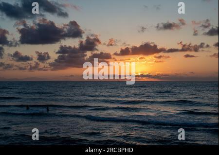 La spiaggia di Cefalù al tramonto in Sicilia. La storica Cefalù è una delle principali mete turistiche della Sicilia. Foto Stock