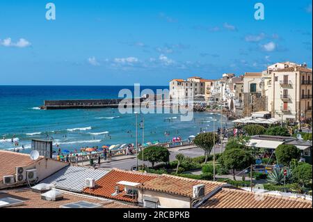 Vista aerea della spiaggia di Cefalù durante una giornata di sole in Sicilia. La storica Cefalù è una delle principali mete turistiche della Sicilia. Foto Stock