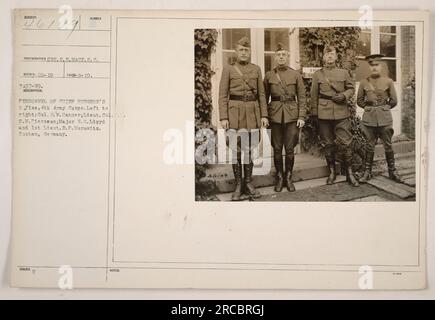 Personale del Chief Surgeon's Office, 4th Army Corps a Cochen, Germania. Da sinistra a destra: Col. J.W. Hanner, Lieut. Col. C.M. Piercson, maggiore W.H. Lloyd, e 1° Lieut. B.F. Morowitz. Questa foto è stata scattata il 19 settembre 1919. Foto Stock