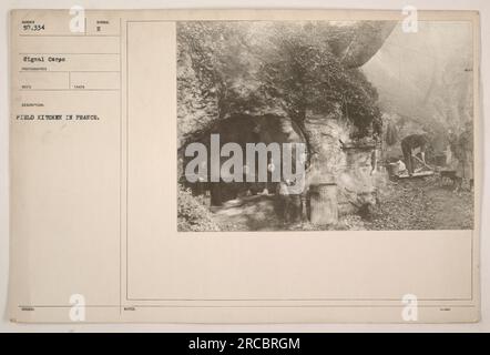 Soldati che cucinano pasti in una cucina da campo in Francia durante la prima guerra mondiale. L'immagine è stata scattata da un fotografo del Signal Corps numero 50.334 ed è descritta come una cucina da campo in uso. Le note del fotografo indicano che l'immagine è stata scattata in un luogo simboleggiato dalla lettera E.. Foto Stock