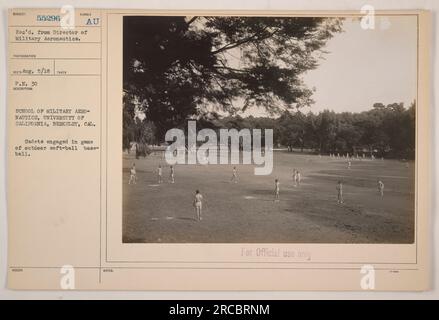 I cadetti della P.N. 30 School of Military Aeronautics presso l'Università della California, Berkeley, California, sono visti partecipare a una partita amichevole di soft-ball baseball all'aperto. La fotografia è stata ricevuta dal Direttore dell'Aeronautica militare ed è etichettata solo per uso ufficiale. Foto Stock