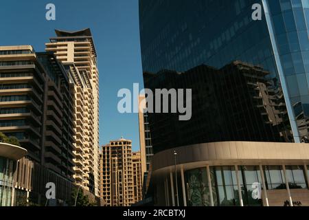 Baku, Azerbaigian - 26 giugno 2023: Una ripresa mattutina che cattura l'armoniosa miscela di architetture storiche e moderne di Baku, presentata in una f Foto Stock