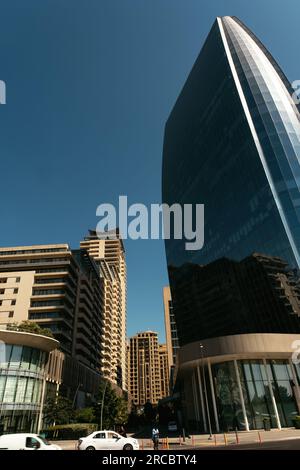 Baku, Azerbaigian - 26 giugno 2023: Una ripresa mattutina che cattura l'armoniosa miscela di architetture storiche e moderne di Baku, presentata in una f Foto Stock