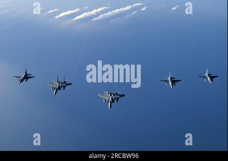 Mare del Giappone, Giappone. 12 luglio 2023. STATI UNITI Air Force F-15C Eagle fighter Aircraft e Japanese Air Self Defense Force F-2 Viper Zero fighter Aircraft, right, fly in formation over the Sea of Japan, 12 luglio 2023, in Giappone. Crediti: AC1 Tylir Meyer/U.S Air Force/Alamy Live News Foto Stock