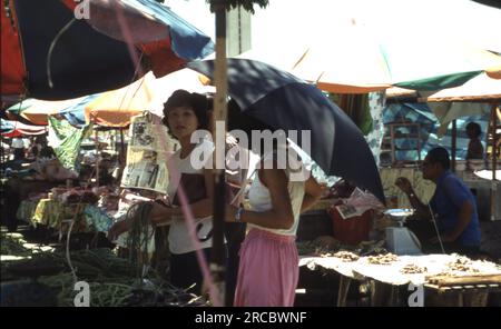 Scene in Malesia, Borneo e Brunei nel 1980. Tra cui edifici e negozi, trasporti e persone che svolgono la loro attività. Foto Stock