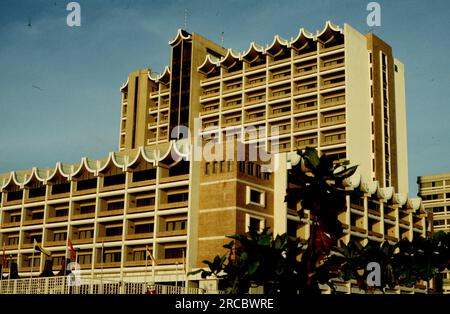 Scene in Malesia, Borneo e Brunei nel 1980. Tra cui edifici e negozi, trasporti e persone che svolgono la loro attività. Foto Stock