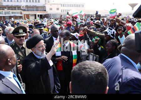 Harare, Harare, Zimbabwe. 13 luglio 2023. Il presidente dello Zimbabwe EMMERSON MNANGAGWA saluta il presidente iraniano EBRAHIM RAISI mentre arriva a Harare. (Immagine di credito: © Presidenza iraniana via ZUMA Press Wire) SOLO USO EDITORIALE! Non per USO commerciale! Foto Stock