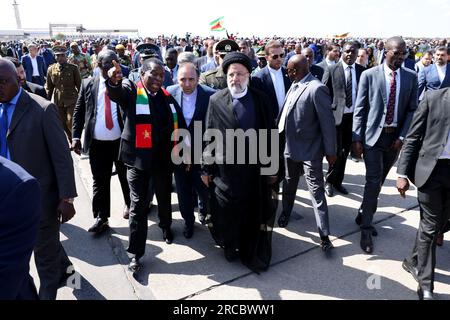 Harare, Harare, Zimbabwe. 13 luglio 2023. Il presidente dello Zimbabwe EMMERSON MNANGAGWA saluta il presidente iraniano EBRAHIM RAISI mentre arriva a Harare. (Immagine di credito: © Presidenza iraniana via ZUMA Press Wire) SOLO USO EDITORIALE! Non per USO commerciale! Foto Stock