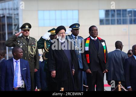 Harare, Harare, Zimbabwe. 13 luglio 2023. Il presidente dello Zimbabwe EMMERSON MNANGAGWA saluta il presidente iraniano EBRAHIM RAISI mentre arriva a Harare. (Immagine di credito: © Presidenza iraniana via ZUMA Press Wire) SOLO USO EDITORIALE! Non per USO commerciale! Foto Stock