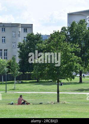 Berlino, Germania. 13 luglio 2023. Un uomo siede all'ombra a Berlino, in Germania, il 13 luglio 2023. Crediti: Ren Pengfei/Xinhua/Alamy Live News Foto Stock