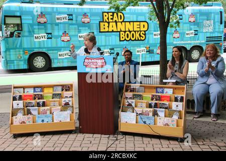 Il presidente di AFT Randi Weingarten parla alla folla durante la ActionÕs politica MoveOn 'Banned Bookmobile' mentre fa la sua prima tappa nel suo tour multistatale al SandmeyerÕs Bookstore di Printers Row, Chicago il 13 luglio 2023. La "Bookmobile vietata" ha distribuito alcuni dei libri più frequentemente vietati e il tour si fermerà attraverso diverse comunità significativamente influenzate dai divieti di libri, nonché dai primi stati primari e di battaglia. (Foto di: Alexandra Buxbaum/Sipa USA) credito: SIPA USA/Alamy Live News Foto Stock