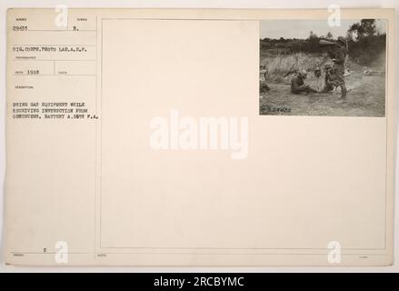 I soldati della batteria A, 18th Field Artillery ricevono istruzioni sull'uso di attrezzature a gas. Nella foto, un simbolo prende Reid C.E., durante una sessione di allenamento. L'immagine è stata scattata nel 1918 da un fotografo del Signal Corps Photo Lab, A.E.F. (American Expeditionary Forces). Foto Stock