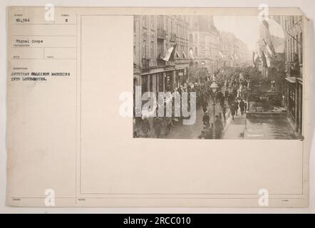 Soldati americani che marciavano in formazione durante la prima guerra mondiale. I soldati sono visti entrare in Lussemburgo come parte delle loro attività militari durante la guerra. La foto è stata scattata dal Signal Corps ed è stata ufficialmente documentata. Foto Stock