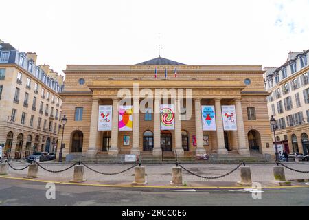 Parigi, Francia - 20 gennaio 2022: L'Odeon Theatre de l'Europe è uno dei sei teatri nazionali della Francia. Si trova al numero 2 di rue Corneille nel sesto Foto Stock