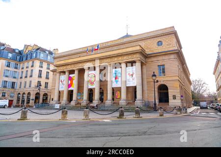 Parigi, Francia - 20 gennaio 2022: L'Odeon Theatre de l'Europe è uno dei sei teatri nazionali della Francia. Si trova al numero 2 di rue Corneille nel sesto Foto Stock