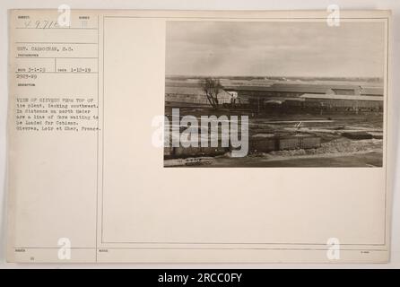 Vista di Gievres dalla cima di una pianta di ghiaccio, guardando a sud-ovest. In lontananza, c'è una fila di auto a North Mader, in attesa di essere caricate per Coblenz. Questa foto è stata scattata il 12 gennaio 1919 dal fotografo Sgt. Carno Chan. Gievres si trova a Loir et Cher, Francia." Foto Stock