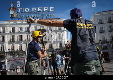 Madrid, Spagna. 13 luglio 2023. Un gruppo di vigili del fuoco visto durante la dimostrazione . I vigili del fuoco forestale di Madrid si sono riuniti davanti agli uffici della Comunità di Madrid per denunciare la violazione del contratto collettivo e la situazione precaria che li riguarda nella loro vita lavorativa. (Foto di David Canales/SOPA Images/Sipa USA) credito: SIPA USA/Alamy Live News Foto Stock