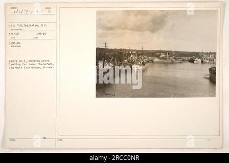 Soldati che caricavano le navi per il loro ritorno a casa a Basin No.3 a Rochefort, Charente inferiore, Francia. La fotografia raffigura il caporale R.H. Ingleston con altri militari. Scattata il 1° marzo 1919, l'immagine è etichettata come 447 vst, con ulteriori numeri di identificazione e note. Foto Stock